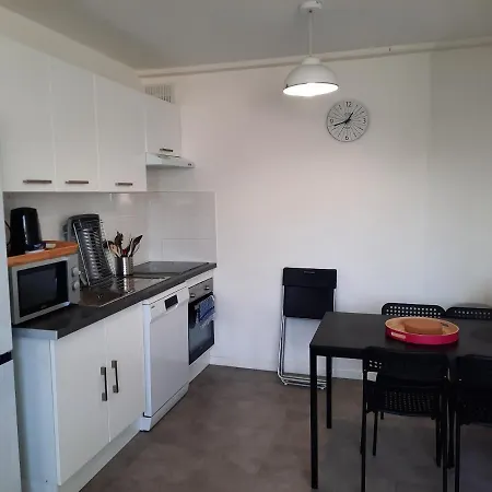 * 3bedrooms, 2free Parking, Wifi, Tram 8min * *