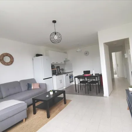 * 3bedrooms, 2free Parking, Wifi, Tram 8min * *
